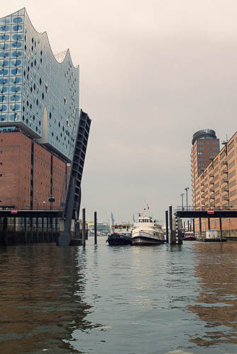 MS Wohdorf - Einzug in den Sandtorhafen in Hamburg 2017