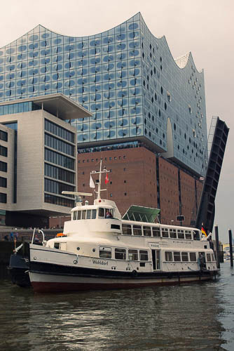 MS Wohdorf - Einzug in den Sandtorhafen in Hamburg 2017